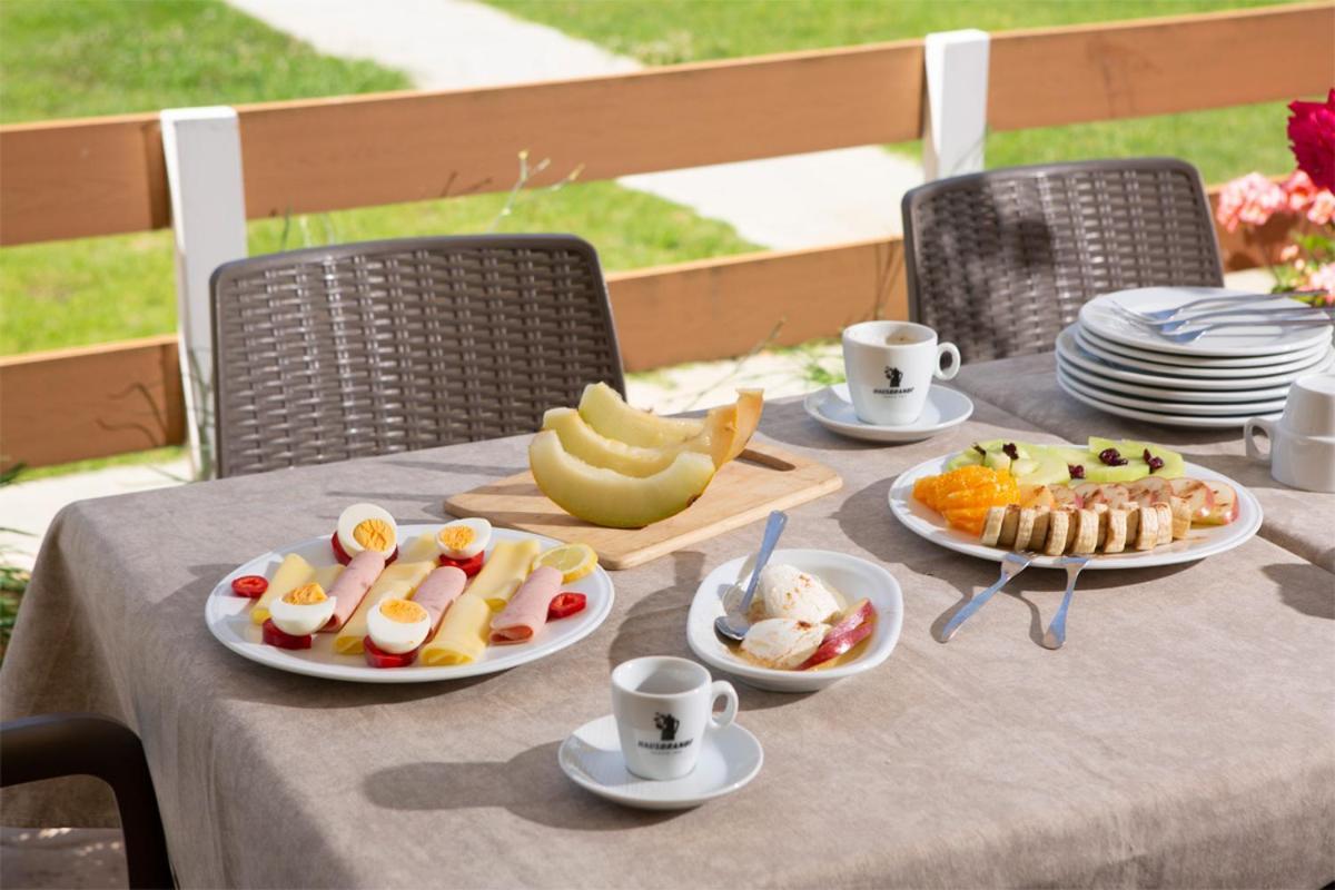 Menes Hotel Geni  Екстер'єр фото