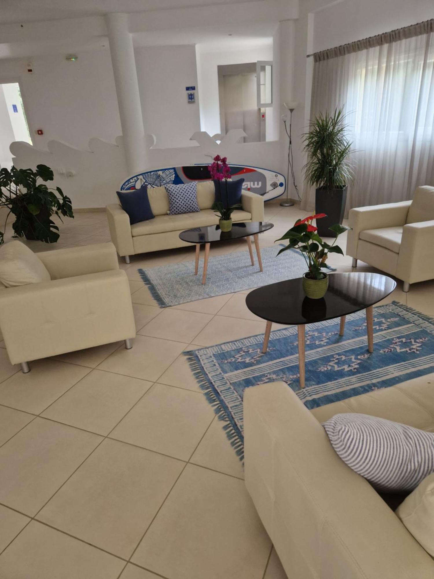 Menes Hotel Geni  Екстер'єр фото